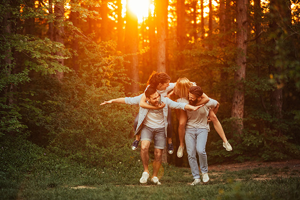 Ragazzi divertiti nella natura